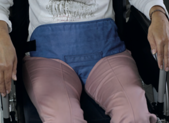 Pás pro upevnění pánve v sedě