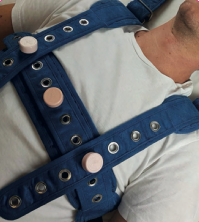 Popruhy k fixaci hrudi s 5 magnetickými zámky—Velikost M