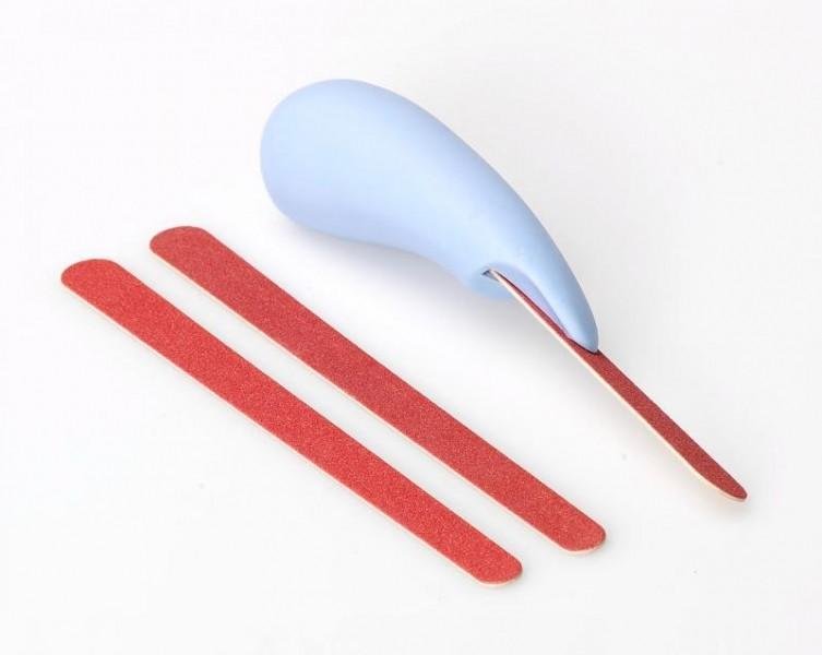 Univerzální úchyt s pilníkem na nehty