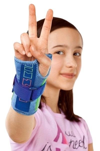 Zápěstní bandáž se stabili. dlahou Manumed Kidz—Velikost 4, Pravá