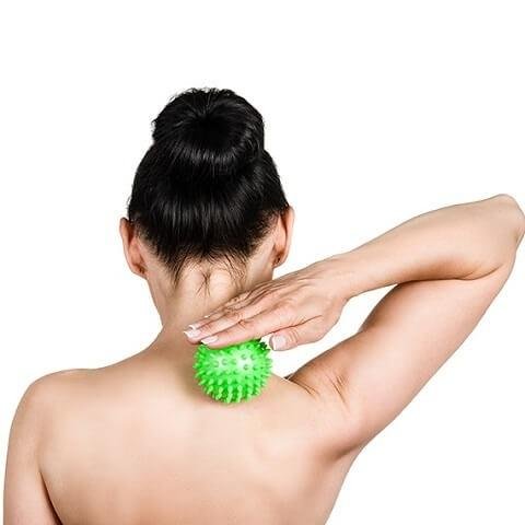 Masážní míček Qmed—Zelený, průměr 7 cm