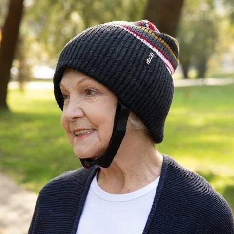 Ochranná přilba Ribcap Iggy—Velikost M, barevné pruhy