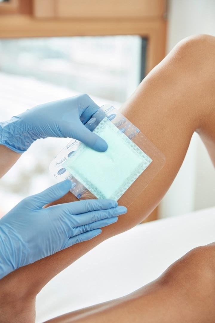 Hydropolymerové krytí Zetuvit Plus Silicone Border—15x15 cm, 10ks