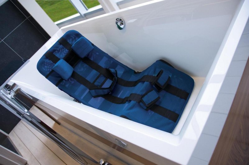 Dětské koupací lehátko PEPI—S polohovatelnou konstrukcí