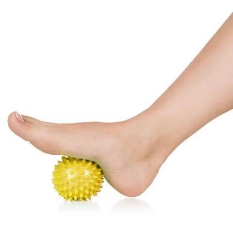 Masážní míček Qmed—Červený, průměr 9 cm