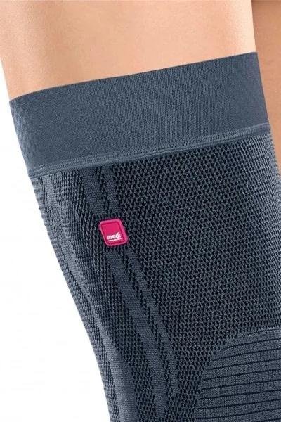 Kolenní bandáž Genumedi extrawide se silik. lemem—Velikost III, stříbrná