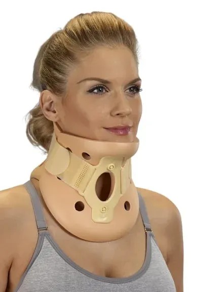 Ortex krční límec Philadelphia 015C - M, 10 cm—Dvoudílný krční límec k fixaci krční páteře s otvorem a dlahami