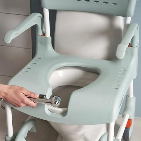 Pojízdné toaletní a sprchové křeslo Etac CLEAN—Výška sedu 55 cm, zelená barva, přední výřez