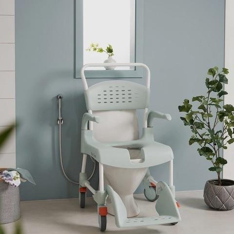 Pojízdné toaletní a sprchové křeslo Etac CLEAN—Výška sedu 55 cm, zelená barva, přední výřez