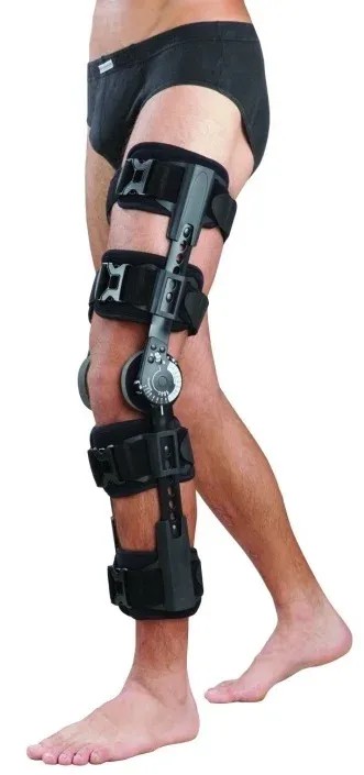 Ortéza kolenní AT53001—Dlouhá s nastavitelným kloubem 