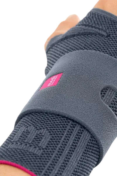 Bandáž zápěstí s dlahou Manumed active—Velikost III, stříbrná, pravá