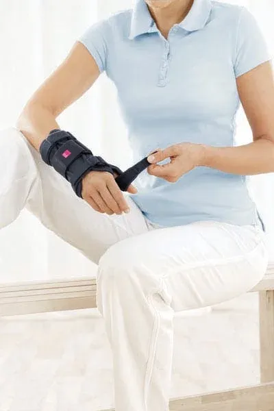 Ortéza zápěstí Manumed T—Velikost 0, černá, pravá