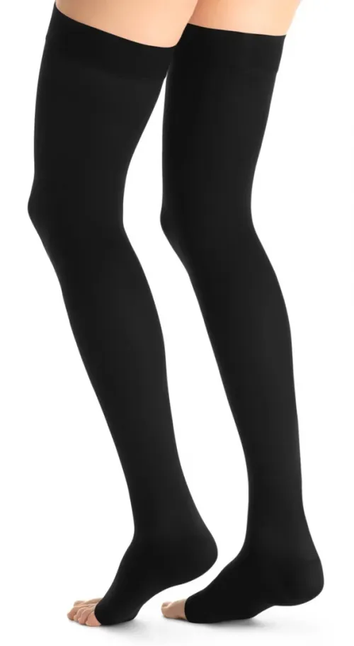 Kompresní stehenní punčochy JOBST Opaque - V—Běžná délka, černá barva, bez špice