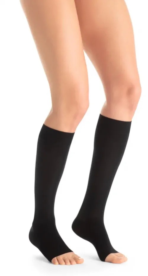 Kompresní lýtkové punčochy JOBST Ultra Sheer - V—Běžná délka, černá barva, bez špice